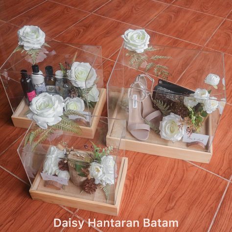 Instagram: Daisy Hantaran Batam Hantaran Simple, Hantaran Rustic, Kotak Hantaran, Wedding Trays, Daisy, Tray, Table Decorations, Quick Saves, Instagram