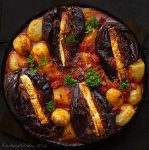 Imam Bayildi Recipe, Vegetable Main Dishes, Imam Bayildi, Armenian Coffee, Turkish Food Recipes, Turkish Dishes, Love Arabic, Cypriot Food, Eggplant Dishes