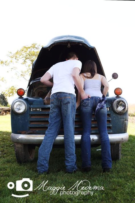 engagement photo idea Country Engagement Photos, Rustic Engagement Photos, Country Couple Pictures, Country Relationship Goals, Country Couples, Engagement Photos Country, Engagement Pic, Wedding Engagement Pictures, Pic Poses