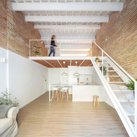 Mezzanine House Refurbishment / Sergi Pons architects House Mezzanine, Mezzanine House Design, Mezzanine House, Mezzanine Design, Asma Kat, Casa Loft, Loft Interiors, Brick And Wood, Loft House