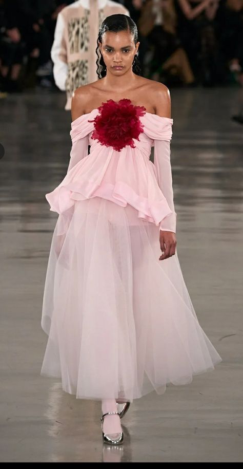 Giambattista Valli Fall 2022, Runway Fashion Couture, Giambattista Valli, Fall 2022, Fashion Show Collection, Elie Saab, Couture Dresses, Couture Fashion, Runway Fashion