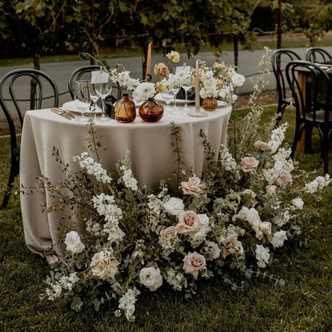 reception table decor Flowers For Reception, Plaas Troue, Reception Table Decor, Beautiful Wedding Reception, Reception Table Decorations, Aisle Flowers, Silk Bouquet, Bridesmaid Bouquets, Tall Centerpieces