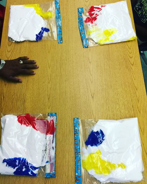 Color mixing: shaving cream and tempera paint in a taped ziploc bag. Prek Classroom, Ziploc Bag, Tempera Paint, Sensory Integration, Letter Of The Week, Toddler Fun, Shaving Cream, Pre School, Tempera