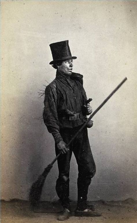 V65Q4W57HPGB The life of an apprentice chimney sweep in England in the 1600's - 1800's was dangerous and, too often, very short. This is a detailed description of their working lives. Hat Business, England History, Chimney Sweep, Victorian London, Old Photographs, Blackbird, White Photo, Vintage Pictures, Vintage Photographs