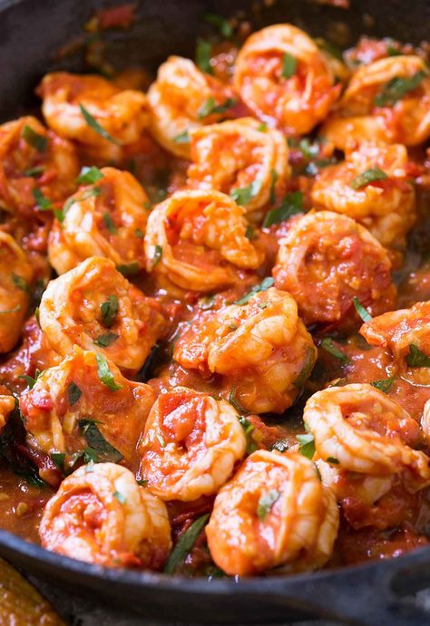 Super delicious easy garlic shrimp in tomato sauce--a quick and easy side dish that you can make in no time. #shrimp #healthyrecipes Garlic Shrimp In Tomato Sauce, Prawns In Tomato Sauce, Shrimp In Tomato Sauce Recipes, Shrimp In Tomato Sauce, Easy Garlic Shrimp, Sauce Video, Prawn Recipes, Easy Side Dish, Pescatarian Recipes