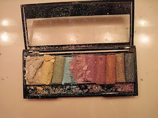 what to do with broken eyeshadow Make Lip Gloss, Broken Eyeshadow, Alat Makeup, Genius Ideas, Hacking Computer, Kiss Makeup, Pretty Hair, Skin Tips, An Eye