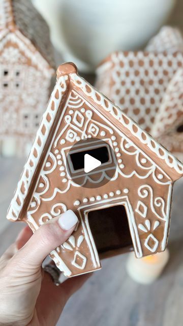 Decorating With Gingerbread Houses, Ginger Bread Design, Gingerbread Designs Ideas, Ginger House Christmas, Gingerbread House Clay, Diy Clay Gingerbread House, Air Dry Clay Gingerbread House, Pottery Gingerbread House, Ceramic Gingerbread House Diy