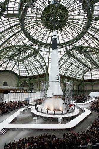 Show Stage Design, Fashion Show Stage Design, Runway Aesthetic, Catwalk Design, Fashion Show Themes, Events Decor, Fashion Model Poses, Design Girl, Grand Palais