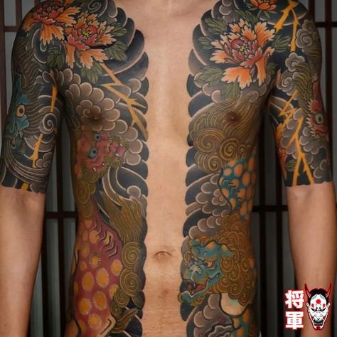 Les tatouages irezumi ont une histoire longue et complexe au Japon. Ce style de tattoo est traditionnellement associé aux yakuzas, un groupe criminel japonais. Par le passé, les tatouages Irezumi étaient souvent portés par les membres des yakuzas comme symbole de leur appartenance à l'organisation et comme marque de leur loyauté et de leur dévouement. #irezumi #yakuza Oni Demon, Yamaguchi, Organisation