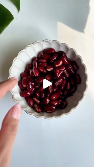 WELLNESS WAVE on Instagram: "Protein Double Chocolate Cookies 🍫🍪💝

Video Credit: @veganchallenge4u

💪 Join the Journey to a Better You!

PROTEIN DOUBLE CHOCOLATE COOKIES
PLANT PROTEIN SERIES
PROTEIN each batch: 52gr
FIBRE each batch : 16gr

By @Gigi_goes_vegan

INGREDIENTS (8 cookies)
240 gr canned kidney beans, drained
80 gr peanut butter
60 ml maple syrup
5gr baking powder
30gr cocoa powder
5gr flaxseed powder + enough water to turn into a slurry
80gr chocolate chips

TOPPINGS
More chocolate chips (optional)
Sea salt flakes (optional)

METHOD
Preheat your oven to 180°C. Avoid using the fan option if possible, as it may dry out the cookies too much.
In a small bowl, whisk together flaxseed powder and water (about 10ml) and set aside for 10 minutes to form a slurry.
Place drained kidne Canned Kidney Beans, Peanut Butter Maple Syrup, Cookie Videos, Double Chocolate Cookies, Kinds Of Desserts, Vegan Meal Plans, Salt Flakes, Vegan Comfort Food, Protein Cookies