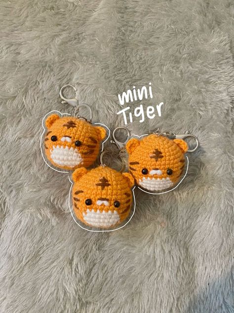 Pokeball Crochet Pattern, Tiger Keychain, Tiger Crochet, Crochet Tiger, Small Crochet Gifts, Tiny Animals, Crochet Tutorial Pattern, Keychain Crochet, Crochet Dollies