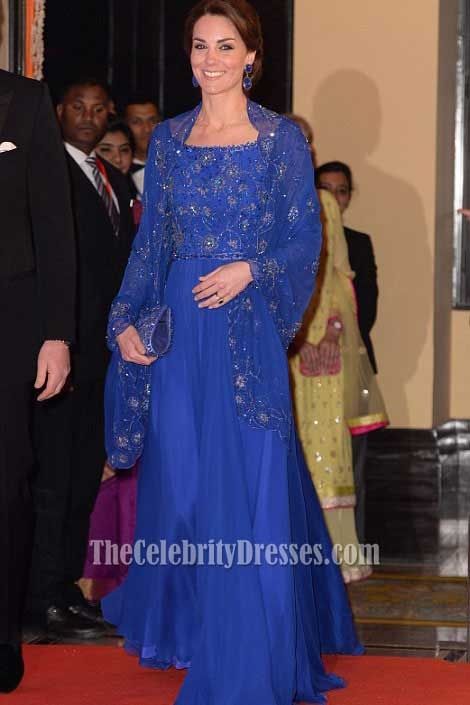 Prince William & #KateMidleton Attend Bollywood-Inspired Charity Gala During Royal Visit to India.Kate Midleton dazzled in a long royal blue beaded cobalt gown after sticking with one of her favourite designers, Jenny Packham, but the outfit was especially beaded in India in honour of their royal tour to the country and had an exquisite matching cape. Ducesa Kate, Kate Middleton Stil, Saris Indian, Style Kate Middleton, Blue Sari, Duchesse Kate, Prince William Et Kate, Herzogin Von Cambridge, Jenny Packham Dresses