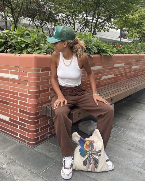 Earth Tone Outfits Aesthetic, Earth Tones Outfit, Earth Tone Clothes, Earth Tone Outfits, Lesbian Outfits, Lesbian Fashion, Summer 2025, Queer Fashion, Tomboy Style Outfits