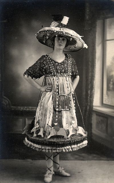 A woman dressed as a carousel. Halloween Costumes For Big Kids, Vintage Halloween Costume, Western Clothing, Vintage Circus, Photos Vintage, Photo Vintage, Edwardian Era, Plastic Sheets, Fancy Dress Costumes