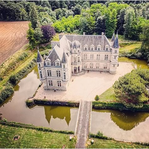 My French Country Home Magazine » 5 Fairytale Châteaux to Follow on Instagram Chateau Exterior, Escape To The Chateau, Country Home Magazine, Chateau Style, My French Country Home, European Architecture, Chateau France, French Country Home, Home Magazine