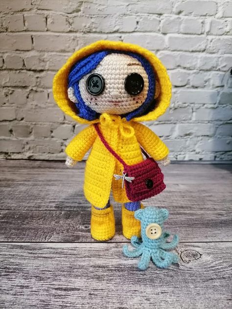 Neil Gaiman Coraline, Coraline Halloween Costume, Theme Baskets, Coraline And Wybie, Coraline Art, Coraline Aesthetic, Disney Crochet Patterns, Coraline Doll, Nightmares Art