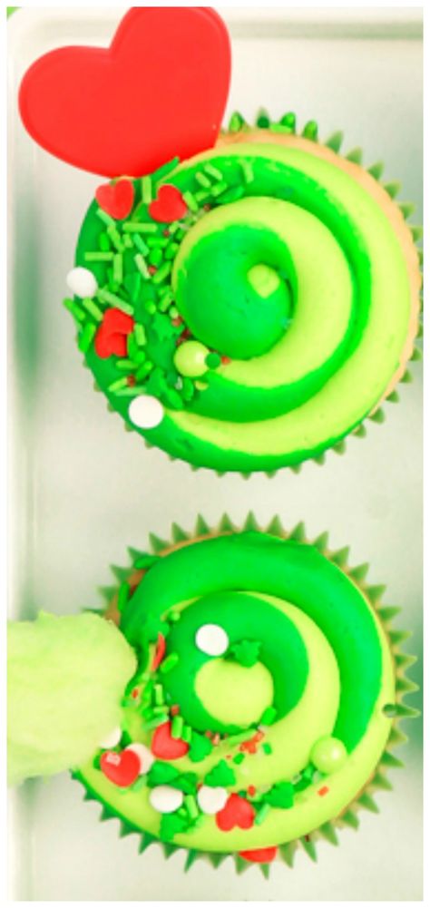 Grinch Birthday Cupcakes, Whoville Cupcakes, The Grinch Cupcakes, Grinch Smash Cake, Grinch Cupcake Cake, Grinch Cupcakes Ideas, Grinch Goodies, Desert Presentation, Grinch Cakes