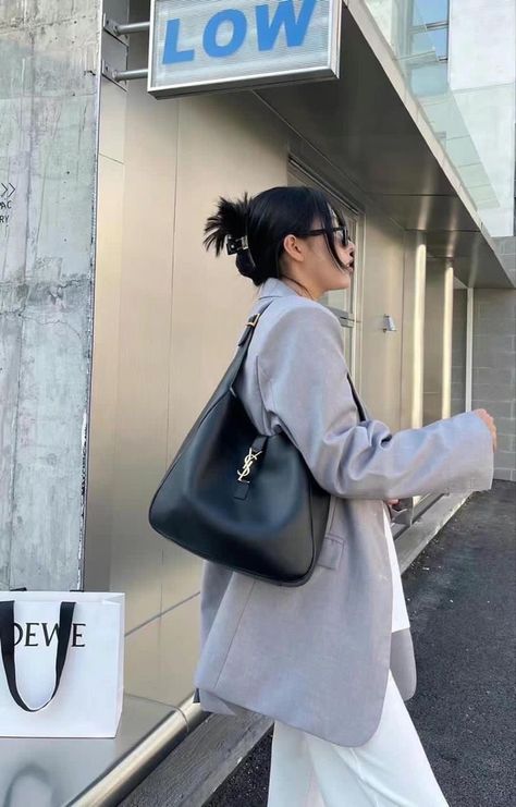 Saint Laurent Bag Outfit, Outfit Inspo Business Casual, Ysl Bag Outfit, Ysl Hobo, Blazer Aesthetic, Hobo Bag Outfit, Ysl Backpack, Ysl Tote Bag, Ysl Tote