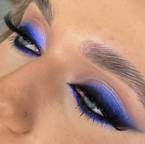 Ballerina Bride, Electric Blue Eyes, Blue Makeup Looks, Blue Mascara, Prom Eye Makeup, Fox Eyes, Formal Makeup, Birthday Makeup, Prom Accessories