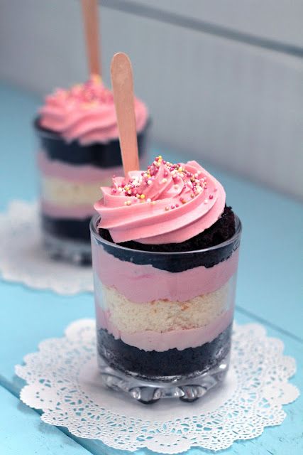 cake in a glass - these kind of glasses might be easier to find and mini trifles seem very "tea party" themed... Mini Trifle, Shot Glass Desserts, Cake Shots, Buffet Dessert, Mason Jar Desserts, Dessert Shooters, Cake In A Jar, Layered Desserts, Dessert Cups