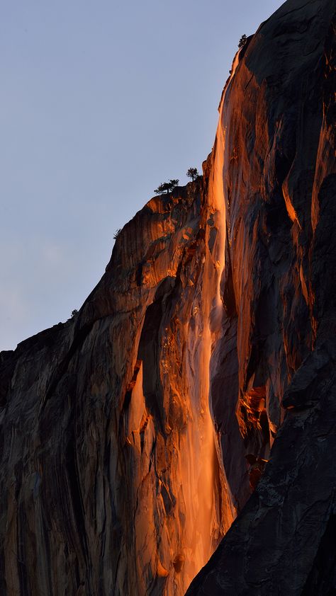 ~~Firefall | Magical light falls upon Horsetail Falls in Yosemite National Park… Horsetail Falls, Magical Light, Aesthetic Forest, National Parks Photography, National Park California, Breathtaking Places, California National Parks, Exotic Places, California Photography