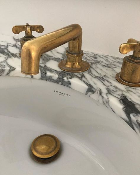 Waterworks on Instagram: “The beauty of watching unlacquered brass age gracefully. Perfectly-patinated Henry in a #Toronto bath by @ashleybottendesign.…” Brass Shower Fixtures, Brass Faucet Bathroom, Unlacquered Brass Hardware, Unlacquered Brass Faucet, Simple Bathroom Remodel, Floor Renovation, Age Gracefully, Shower Fixtures, Unique Tile