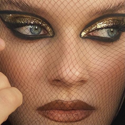 Glitter Eyeliner Ideas, Gold Glitter Eyeliner, Glamour Makeup Looks, Crazy Eye Makeup, Cut Crease Eye Makeup, Eyeliner Ideas, Gold Eyeliner, 70s Makeup, Disco Glam