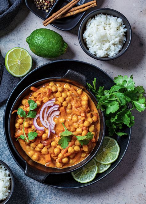 Spicy Chickpea Curry Spicy Curry Recipes, 50 Calorie Snacks, Food Giveaways, Vegan Chickpea Curry, Low Calorie Cooking, Vegan Chickpea, Speed Foods, No Calorie Snacks, Chickpea Curry