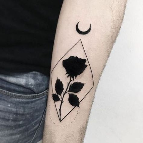 Rosa negra iluminada por la luna - Tatuajes para Mujeres Black Rose Tattoo, Circle Tattoos, Black Rose Tattoos, Stylist Tattoos, Dream Tattoos, Cover Up Tattoos, Simplistic Tattoos, Piercing Tattoo, Rose Tattoos