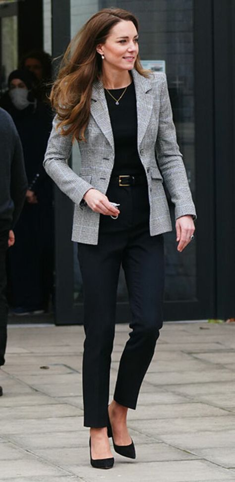 Kate Middleton joins families for cooking workshop in London - live updates - Photo 7 Kate And Pippa Middleton Sisters, Duchess Kate Outfits, Katherine Middleton Style, Kate Middleton Style Casual Summer, Kate Middleton Outfits Classy, Kate Middleton Suit, Kate Middleton 2023, Casual Kate Middleton, Smart Business Attire