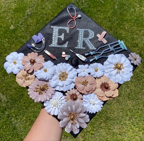 Er Graduation Cap, Nurse Cap Decoration, Nurse Graduation Cap Designs, Grad Cap Ideas, Nurse Graduation Cap, Grad Cap Decorated, Nurse Cap, Graduation Picture, Cap Decoration