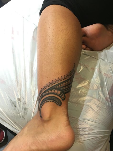 Polynesian ankle tattoo Samoan Ankle Tattoo For Women, Polynesian Ankle Tattoo, Small Polynesian Tattoo, Ankle Cuff Tattoo, Fijian Tattoo, Poly Tattoo, Ladies Tattoo, Ankle Band Tattoo, Tato Maori