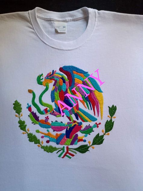 Otomi Embroidery, Embroidery Lessons, Embroidery Tshirt, Embroidery Stitches Tutorial, Mexican Party, Mexican Dresses, Mexican Folk Art, Embroidered Blouse, Embroidery Stitches