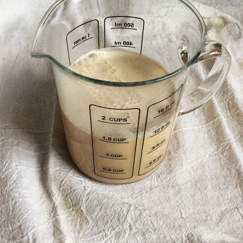 Dairy Products Photography, Diy Almond Milk, Make Almond Milk, Almond Milk Recipes, Healthy Afternoon Snacks, Quick Diet, Products Photography, Vegan Milk, Vegetable Drinks