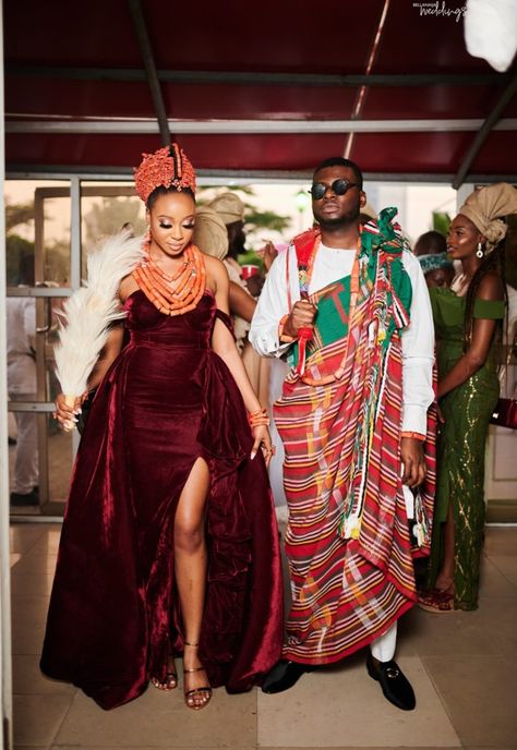 Feyi & Kolo's Traditional Engagement was a Full Display of Culture Beeds Hairstyle, Benin Wedding, Wedding Attire For Women, Edo Brides, Nigerian Lace Styles, Yoruba Wedding, Traditional Wedding Attire, Nigerian Lace, Engagement Ceremony