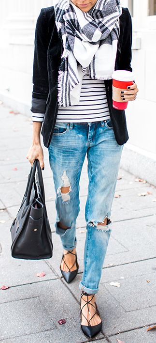 Can't go wrong with a blazer, scarf & striped shirt combo. Not so keen on the flats though. Boyfriend Jeans Fall, Boyfriend Jeans Kombinieren, Street Style Jeans, Style Désinvolte Chic, Looks Jeans, Fall Pants, Fall Jeans, Boyfriend Jean, Outfit Jeans