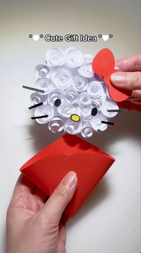 Hello Kitty Paper Flower Bouquet, Hello Kitty Flowers Paper, Cute Aesthetic Paper Crafts, How To Make Hello Kitty, Hello Kitty Presents Ideas, Hello Kitty Things To Make, Hello Kitty Bouquet Paper, Hello Kitty Gift Ideas Diy, Sanrio Cardboard Craft