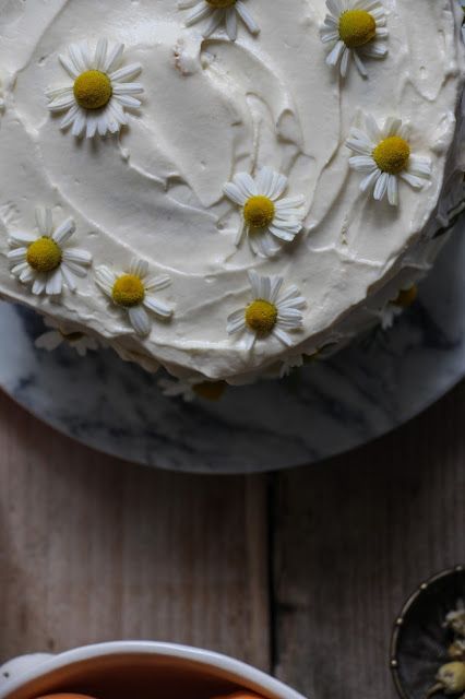 chamomile apricot vertical roll cake Chamomile Cake Decoration, Cake With Camomile Flowers, Chamomile Flower Cake, Cake With Chamomile Flowers, Chamomile Cake Design, Chamomile Birthday Theme, Chamomile Cake, Pasteles Aesthetic, Yea Party