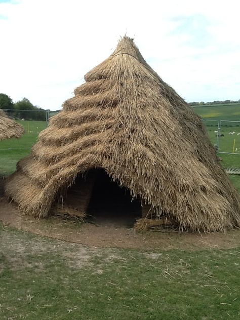 Recreated Neolithic House, by English Heritage Paleolithic Architecture, Neolithic Aesthetic, Prehistoric House, Neolithic Architecture, Prehistoric Architecture, Stone Age Houses, Neolithic Art, Primitive Houses, Paleolithic Era