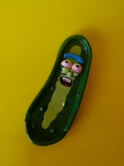 Pickle Rick Ashtray, Clay Ashtray Ideas Trippy, Easy Clay Sculptures, Pickle Rick, Sculpture Art Clay, Clay Diy Projects, Pottery Painting Designs, Clay Paint, Ceramics Pottery Art