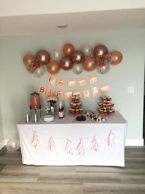 Rose Gold Birthday Theme, Small Birthday Decorations Simple, Gold Birthday Theme, Surprise Birthday Decorations, Rose Gold Birthday, Birthday Party Table Decorations, Champagne Birthday, Diy Birthday Cake, Simple Birthday Party