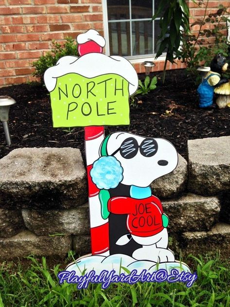 Diy Christmas Yard Art, Charlie Brown Christmas Decorations, Snoopy Christmas Decorations, Diy Christmas Yard Decorations, Peanuts Gang Christmas, Christmas Parade Floats, Outdoor Christmas Decorations Yard, Christmas Cutouts, Wooden Christmas Crafts