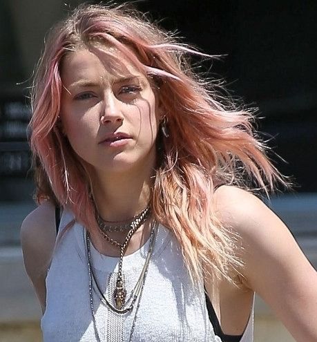 Amber Heard has new pink hair! Click through for more celebrity pink hair inspiration Pink Hair Inspiration, Grey Ombre Hair, Celebrity Hair Colors, Blonde With Pink, Celebrity Hair, Hair 2018, Celebrity Pink, Pastel Hair, Perfect Pink