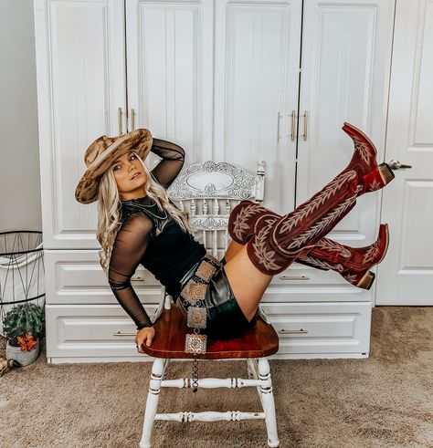 Slaying Outlaw in All Black ♠️      Top: this mesh sleeve top is perfect for a night out with a sweetheart carved out neckline.      Leather Shorts: these are the perfect cowgirl chic look and they pair very well with a concho belt!      Hat: a western burned hat with a red velvet to complement your boots!       Belt: a concho belt that’s shaped square to complement the space between the top and leather pants.      Accessories:    Navajo pearls. The sterling goes with black so well and gives ... Western Concho Belt Outfit, Concho Belt Outfit, Western Belts Outfit, Leather Shorts Outfit, Belt Outfit, Skort Outfit, Pants Accessories, Country Style Outfits, Navajo Pearls