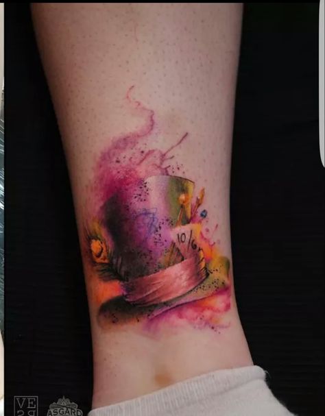 Mad hatter tattoo                                                                                                                                                                                 More Mad Hatter Tattoo, Watercolour Tattoos, Alice And Wonderland Tattoos, Hat Tattoo, Tattoo Disney, Mad Hatter Hat, Wonderland Tattoo, Tattoo Color, Tattoo Zeichnungen