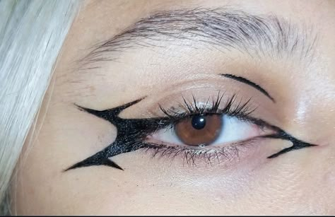 Graphic eyeliner by me Rave Graphic Liner, Alternative Graphic Liner, Easy Graphic Eyeliner Hooded Eyes, Eyeliner Face Art, Eyeliner Ideas Creative, Cool Eyeliner Ideas, Graphic Liner Black, Graphic Eyeliner Ideas, Black Graphic Eyeliner