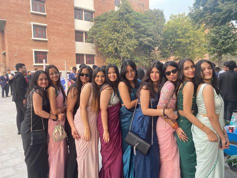 Farwell Pics Ideas, Ethnic Day Outfits College Saree, Farewell Group Photos, Farewell Pic Ideas, Farewell Pics Ideas With Friends, College Farewell Outfits, Farewell Photo Ideas With Friends, Poses In Saree With Friends, College Farewell Saree Ideas