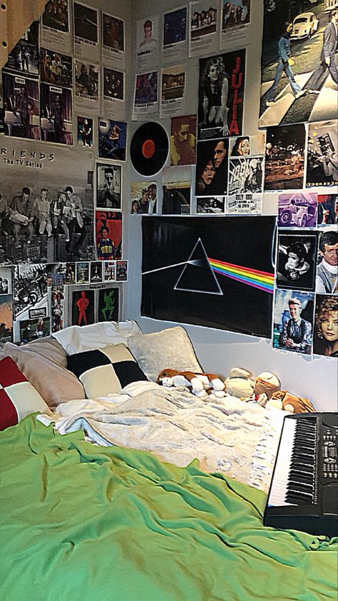 Bedroom Ideas Rock And Roll, Room Ideas Aesthetic Men Vintage, Rockstar Dorm Room, Band Poster Bedroom, Room Covered In Posters, 80s Rock Room Aesthetic, Band Poster Wall Room Ideas, Edgy Dorm Room, Rockstar Aesthetic Room