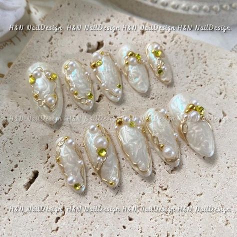 Pearl Gold Nails, Royal Nail Designs, Opal Chrome Nails, Cristal Nails, Vaca Nails, Royalty Theme, White Nails With Gold, Wedding Nail Art, Golden Nails