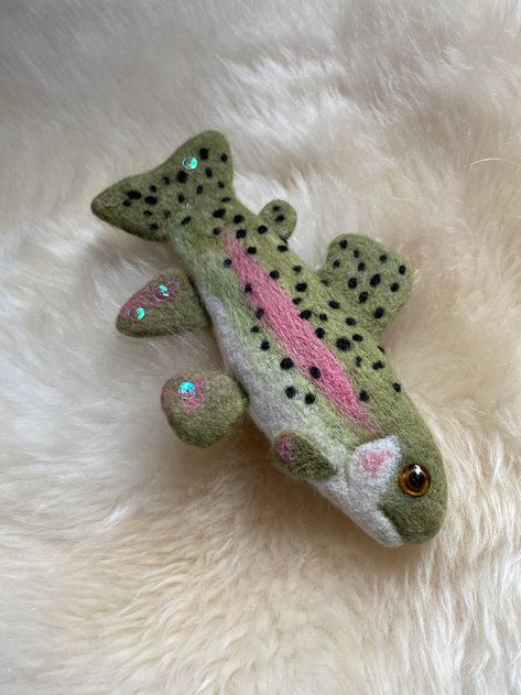 A needle felted Christmas ornament I created of a rainbow trout. This felted fish has glass eyes that shine on its face and pearlescent sequins glimmer to hint at water on the fins. It hangs fittingly from a fishing line. - Created by Sheri Kowalski Fish Needle Felt, Fish Felt Ornament, Needle Felt Tutorials, Needle Felted Shark, Needle Felting Fish, Needle Felted Mermaid, Flat Needle Felting, Needle Felting Crafts, Needle Felt Ornaments